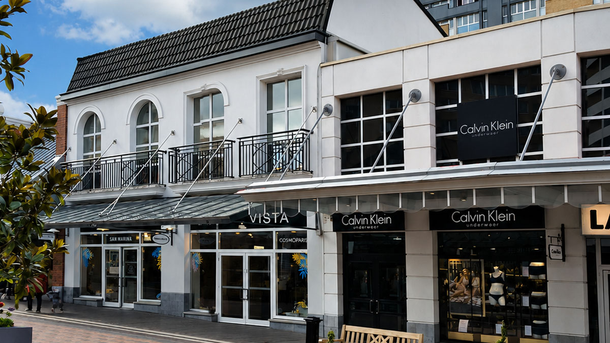 Roubaix Designer Outlet retail frontage and public seating
